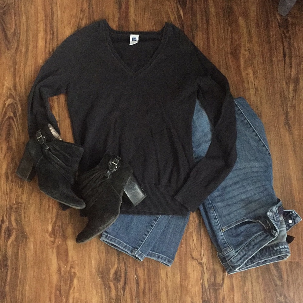 Black GAP v-neck long sleeve sweater - small